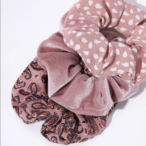 𝅺3 Prints Paisley, Polka dot, & Velvet Scrunchies - Picture 3 of 4